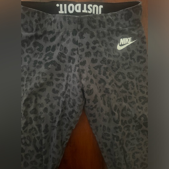 NIKE grey/black Cheetah print yoga, active athletic leggings - Picture 3 of 6